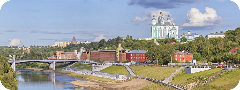 Река Днепр, северная стена Кремля и Успенский собор.